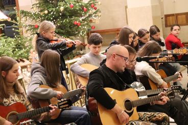 Młodzi gitarzyści z PMDKiS w Wieluniu wystąpili w kościele św. Stanisława w Wieluniu